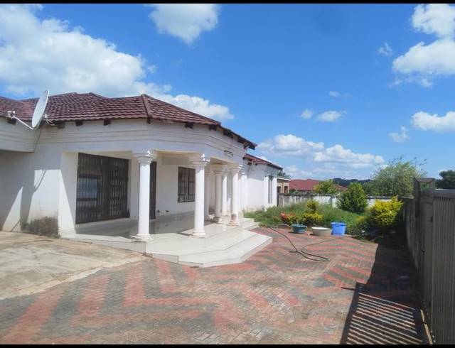 4 BEDROOM HOUSE FOR SALE IN MAKHUVHA B